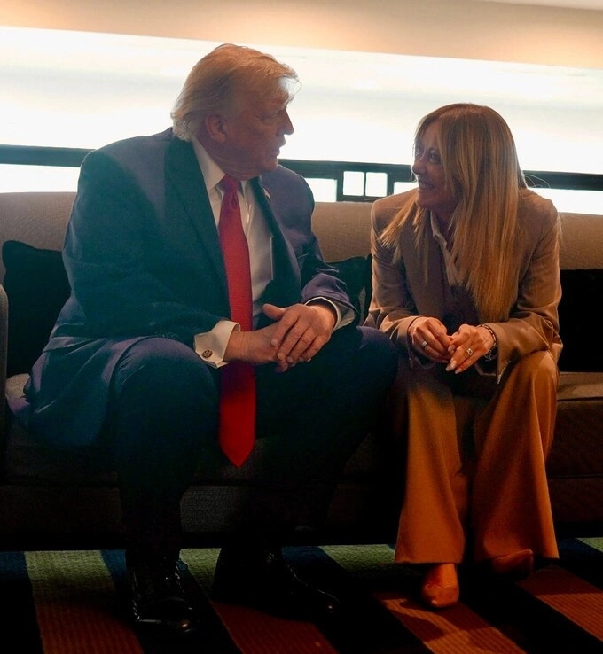 Tổng thống Donald Trump trò chuyện cùng Thủ tướng Italy Giorgia Meloni tại Hội nghị Thượng đỉnh G7 ở Pháp hôm 17/6. Ảnh: AFP