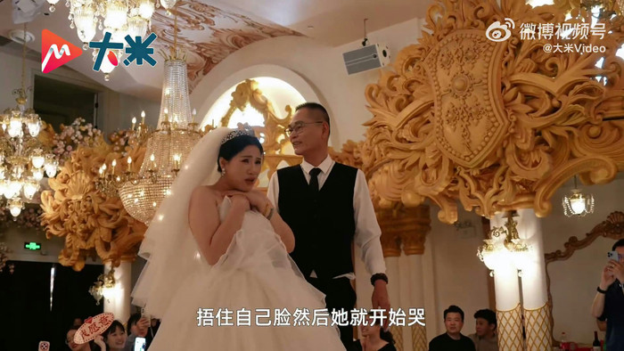 Người mẹ 57 tuổi bật khóc khi bất ngờ trở thành cô dâu.