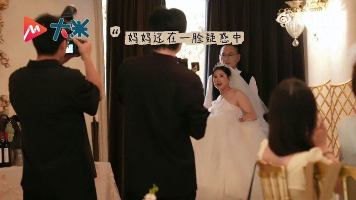 Người mẹ 57 tuổi bật khóc khi bất ngờ trở thành cô dâu.