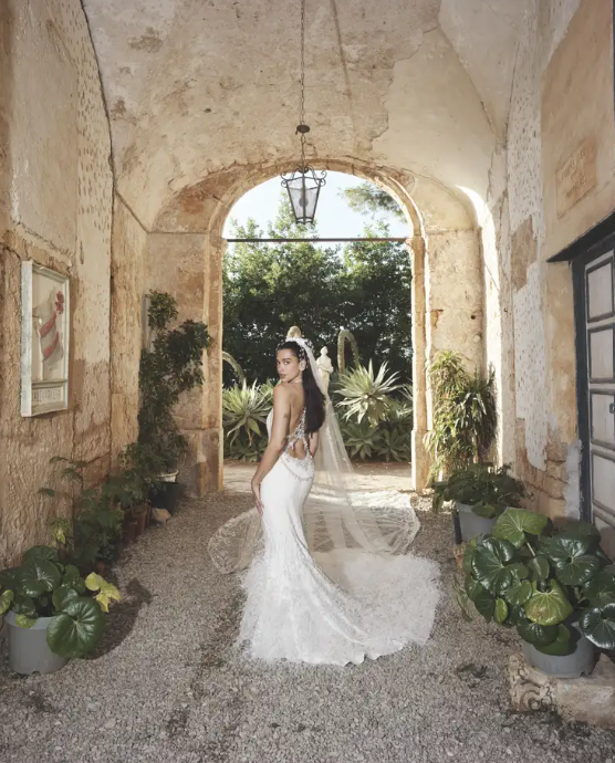 Sau nhiều ngày khiến người hâm mộ tò mò, Dua Lipa cuối cùng đã chia sẻ những hình ảnh chính thức từ hôn lễ cổ tích với nam diễn viên Callum Turner. Ảnh: CHANEL