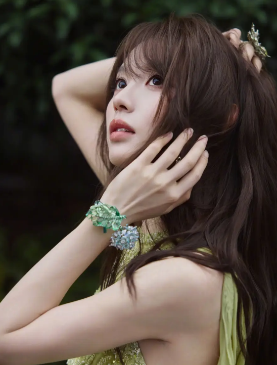 Khoảnh khắc nâng niu gương mặt và ánh mắt mơ màng giúp Điền Hi Vi ghi điểm tuyệt đối trong mắt công chúng. Ảnh: Sohu