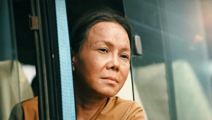 Việt Hương cho thấy sự biến hóa linh hoạt khi hóa thân thành bà Hậu&nbsp;trong Cục Vàng Của Ngoại. Ảnh: NSX Cục Vàng Của Ngoại