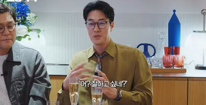 So Ji Sub trò chuyện cởi mở với đồng nghiệp.