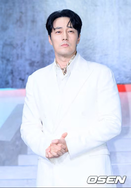 Sau hơn 30 năm hoạt động nghệ thuật, So Ji Sub cho biết bản thân hiện đã cởi mở hơn nhiều so với trước đây. (Ảnh từ OSEN)