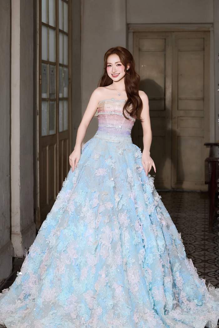Không chỉ sự nghiệp khởi sắc, cuộc sống riêng của Hòa Minzy cũng đang đón nhận nhiều niềm vui.