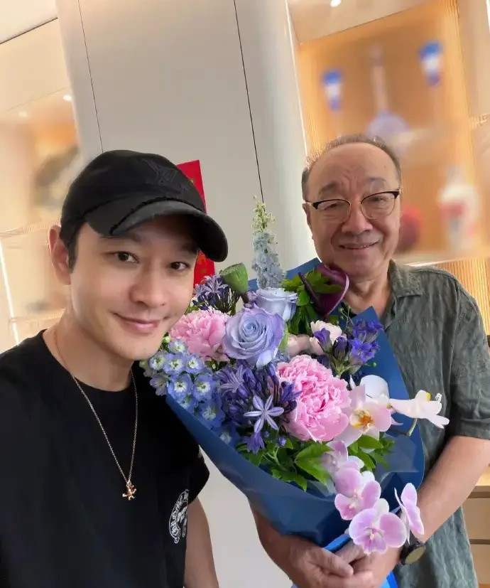 Huỳnh Hiểu Minh chia sẻ khoảnh khắc ấm áp bên cha.