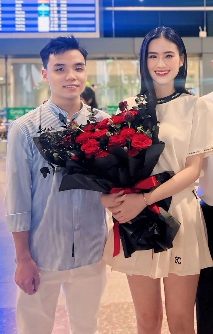 Bạn trai đón Ý Nhi trở về Việt Nam thăm gia đình sau thời gian đi du học.