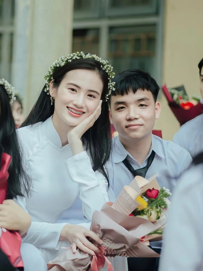 Ý Nhi và bạn trai yêu nhau từ thời học phổ thông.