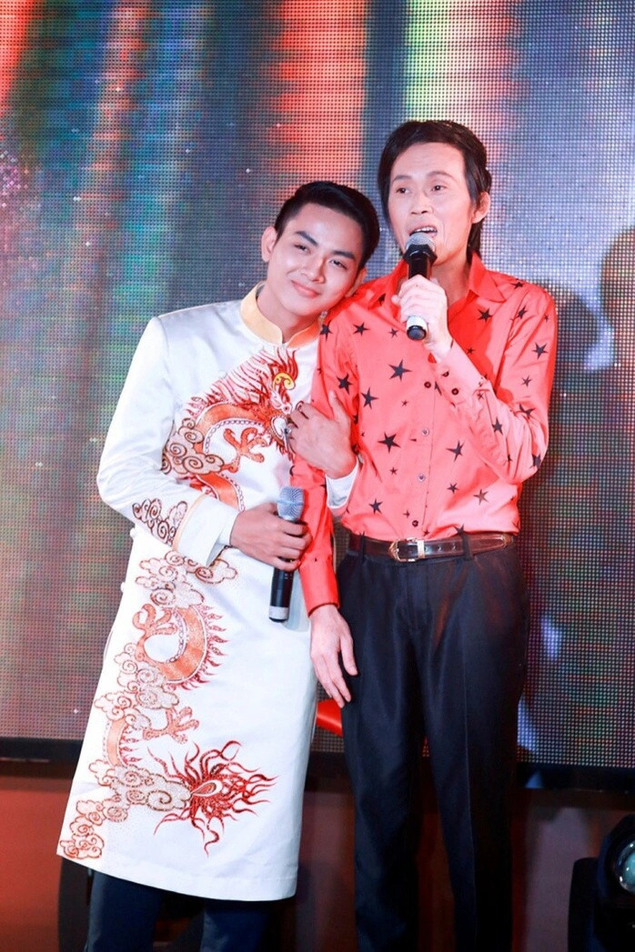 Hoài Linh và Hoài Lâm thường xuyên cùng nhau đi diễn, song ca ăn ý trên sân khấu vào giai đoạn đỉnh cao.