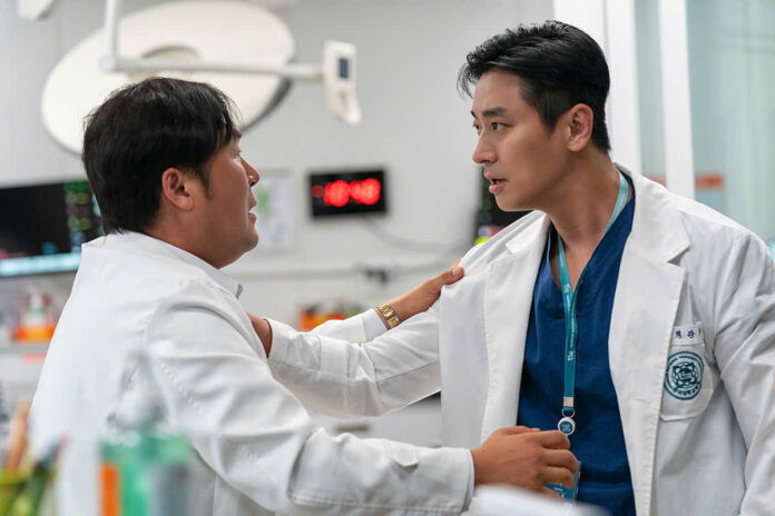 Ở phần mới, câu chuyện sẽ được mở rộng khi bác sĩ Baek Gang-hyeok tiếp tục hành trình đến các trung tâm chấn thương tại nhiều địa phương khác nhau (Ảnh: Netflix).