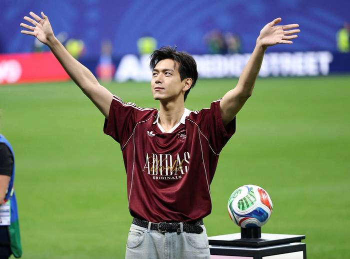Lý Hiện xuất hiện tại sân cỏ World Cup gây bão truyền thông. Ảnh: Weibo