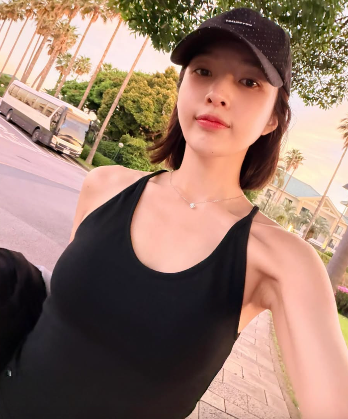 Joy (Red Velvet) tiếp tục trở thành tâm điểm chú ý khi khoe nhan sắc rạng rỡ.