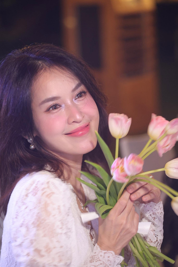 Nữ diễn viên gây ấn tượng với vẻ đẹp dịu dàng, nữ tính.