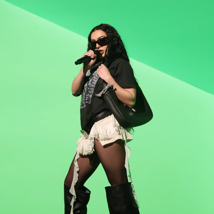 Charli XCX thừa nhận đang ở giai đoạn tồi tệ nhất cuộc đời dù vừa đạt đỉnh cao sự nghiệp Ảnh 5