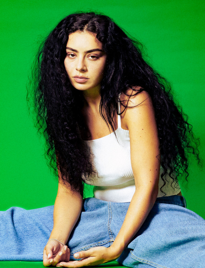 Charli XCX thừa nhận đang ở giai đoạn tồi tệ nhất cuộc đời dù vừa đạt đỉnh cao sự nghiệp Ảnh 1