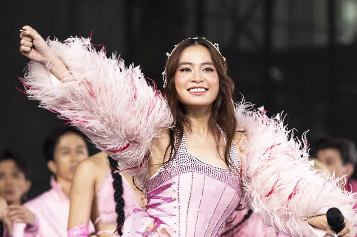 Hoàng Thùy Linh cho biết không đặt nặng vấn đề doanh thu khi thực hiện 'Vietnamese Concert Film: Chúng ta là người Việt Nam'.