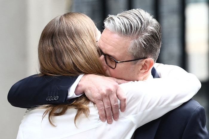 Starmer ôm vợ mình, Victoria. (Ảnh: REUTERS/Toby Shepheard)&nbsp;