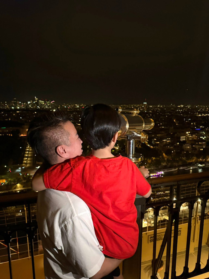 Nam ca sĩ cùng con trai khám phá Paris trong chuyến lưu diễn lần này.