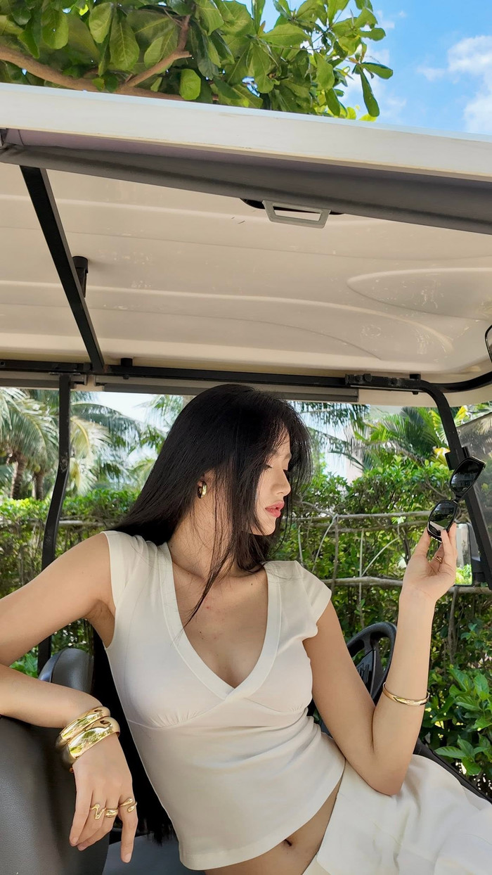 Hoa hậu Ý Nhi tung ảnh đi biển, nhận sự quan tâm của nhiều netizen.