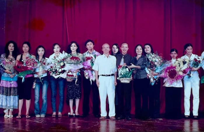 Khoảnh khắc Lê Phương rạng rỡ bên thầy cô và bạn bè trong ngày lễ tốt nghiệp 20 năm trước. Ảnh: FBNV
