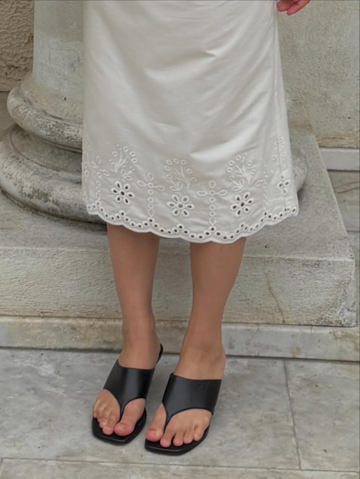 Thiết kế &nbsp;sandal mũi vuông âm thầm trở lại và phủ sóng trên khắp các sàn diễn đường phố. Ảnh: @jordanrisa&nbsp;
