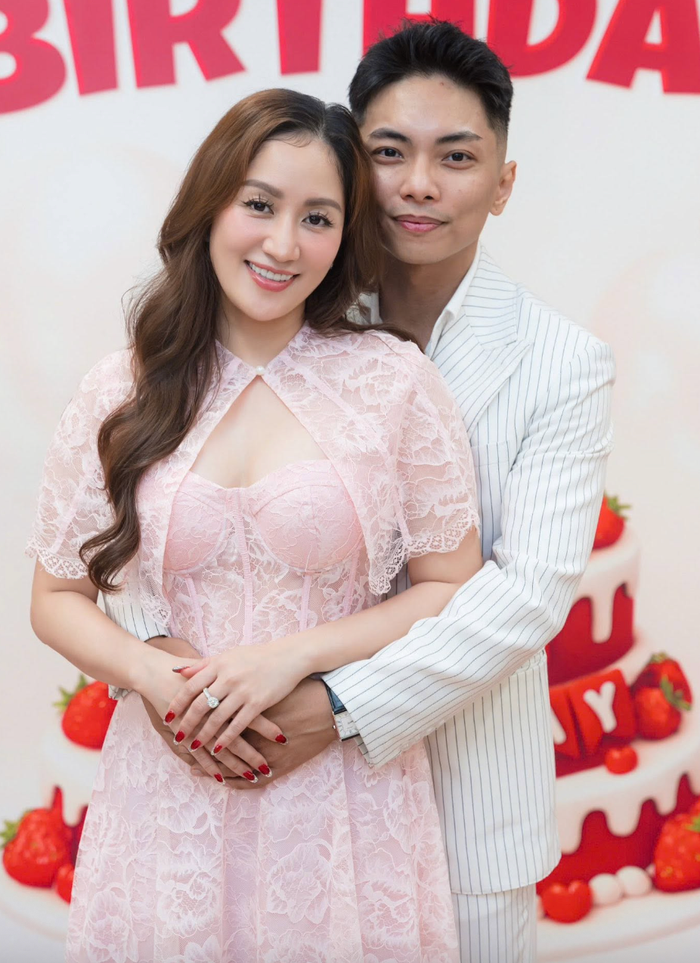 Khánh Thi đang có cuộc sống hôn nhân hạnh phúc bên Phan Hiển. Ảnh: FBNV