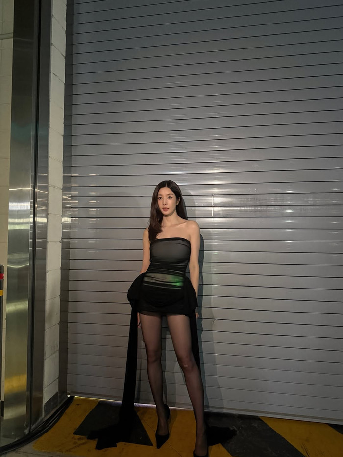 Bộ váy giúp Kwon Eun Bi khoe trọn đôi chân thon dài. Ảnh: IGNV
