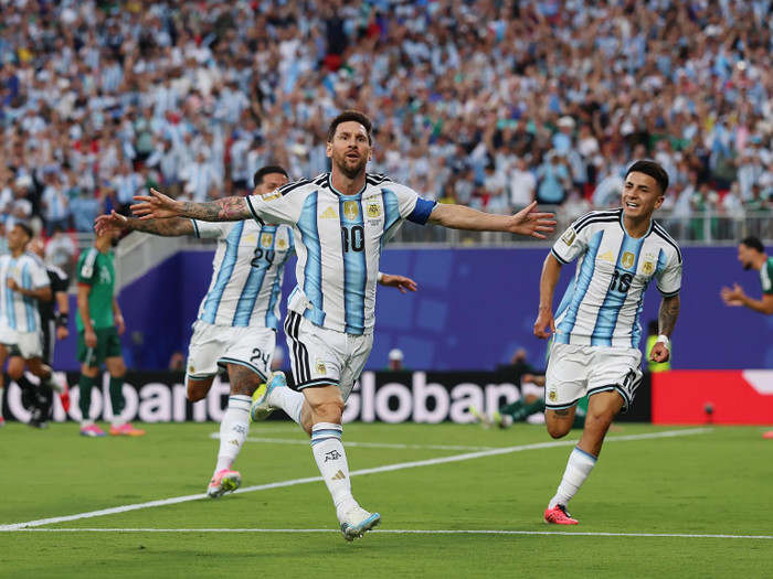 Lionel Messi một lần nữa chứng minh vì sao anh là cầu thủ vĩ đại bậc nhất lịch sử bóng đá thế giới. Ảnh: FIFA