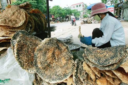 Ở quê Hòa Minzy có đặc sản càng nhai càng thơm, nhiều du khách mua cả chục chiếc mang về Ảnh 4