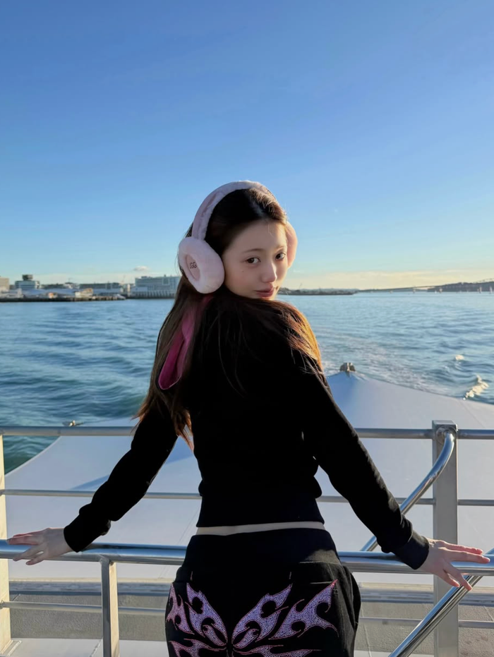 Jang Won Young (IVE) gây chú ý với vẻ ngoài mộc mạc, khoe vòng eo con kiến gây trầm trồ Ảnh 1