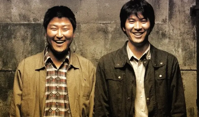 Ánh mắt đầy ám ảnh của Song Kang-ho ở cuối phim Memories of Murder, biểu tượng kinh điển của dòng phim hình sự Hàn Quốc.