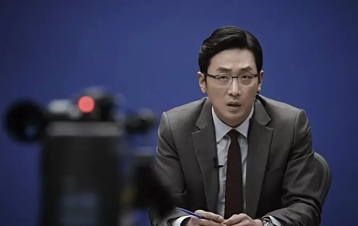 Tài tử Ha Jung-woo gây nghẹt thở trong không gian chật hẹp của phòng thu trực tiếp đối đầu kẻ khủng bố. Ảnh: NSX