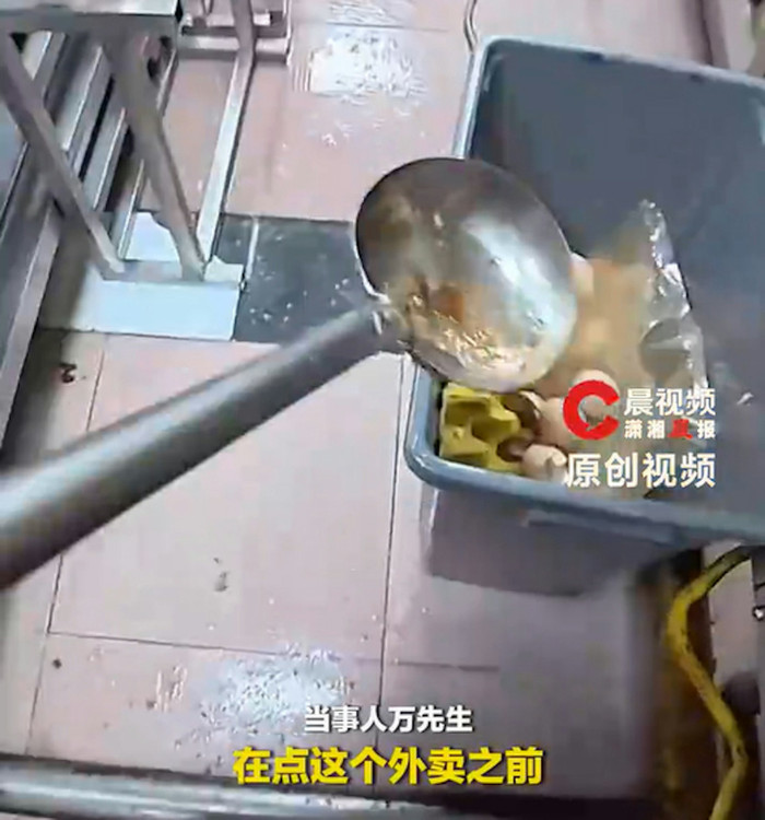 Người đàn ông thất nghiệp mua cơm chiên, bật khóc vì tờ giấy chủ quán ăn gửi kèm Ảnh 1