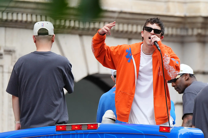 Timothée Chalamet ăn mừng chức vô địch NBA của đội bóng yêu thích New York Knicks.