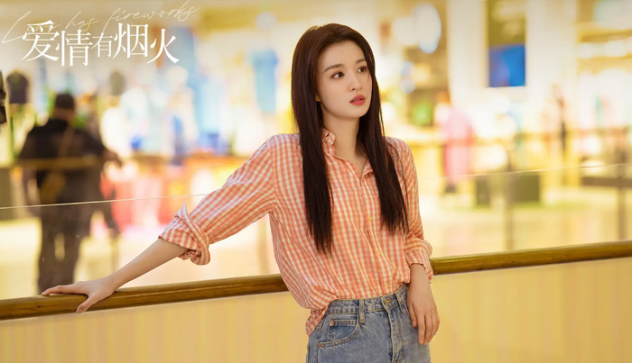 &nbsp;Vương Sở Nhiên xuất hiện với lớp trang điểm tối giản, trang phục bình dân&nbsp;trong Tình Yêu Có Pháo Hoa. Ảnh: Weibo&nbsp;