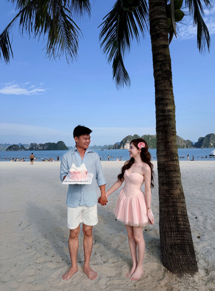 Hòa Minzy hiện có cuộc sống hạnh phúc bên chồng sắp cưới và con trai.