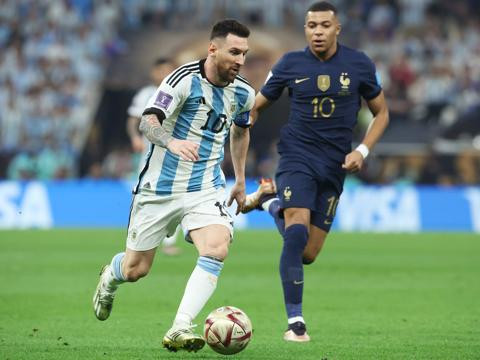 Bốn năm sau trận chung kết kinh điển giữa Argentina của Lionel Messi và Pháp của Kylian Mbappe, hai huyền thoại đương đại vẫn đang không ngừng đẩy giới hạn của bóng đá thế giới lên những tầm cao mới. Ảnh: FIFA