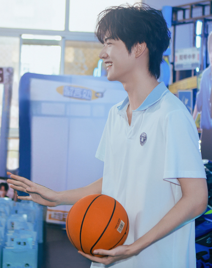 Mùa Hè Nồng Nhiệt thuộc dòng thanh xuân vườn trường, lãng mạn đô thị, với Bao Thượng Ân và Châu Kha Vũ đóng chính. Chu Vãn - nữ sinh giỏi nhưng gặp biến cố gia đình buộc phải tiếp cận Lục Tây Kiêu để có tiền chữa bệnh cho bà. Từ mối quan hệ mang tính lợi dụng, cả hai dần nảy sinh tình cảm nhưng bị chia cắt bởi hiểu lầm. Mười năm sau, họ gặp lại nhau nơi công sở, đối diện quá khứ và những bí mật chưa được giải đáp.