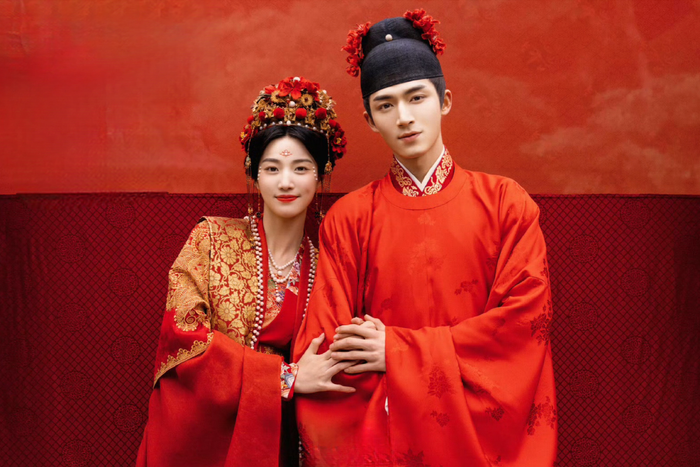 Lấy bối cảnh thời Bắc Tống, Ngũ Phúc Lâm Môn xoay quanh Lệ nương tử cùng năm cô con gái tài sắc. Trước áp lực từ họ hàng và mong muốn tìm bến đỗ phù hợp cho các con, bà quyết định đưa cả gia đình tới kinh thành Biện Kinh lập nghiệp. Tại đây, Lệ Khang Ninh - cô con gái thứ ba thông minh, cá tính liên tục chạm mặt Sài An, một ông chủ quán trà nổi tiếng mưu lược. Từ những cuộc đấu khẩu đầy duyên nợ đến hành trình tìm kiếm hạnh phúc của các thành viên trong gia đình họ Lệ, bộ phim mang đến màu sắc vui tươi, đậm chất gia đình và nhận được nhiều thiện cảm nhờ những câu chuyện gần gũi.