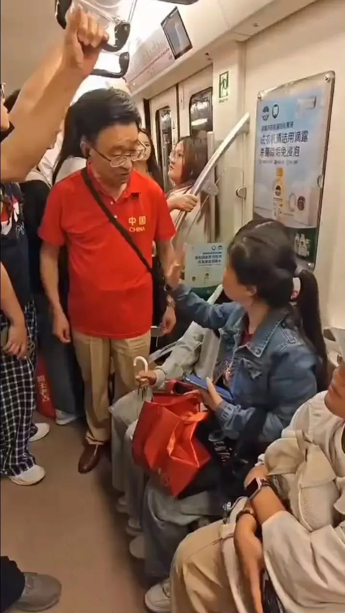 Người đàn ông ép bé gái nhường ghế trên tàu điện, mẹ ruột phản ứng gây xôn xao Ảnh 5