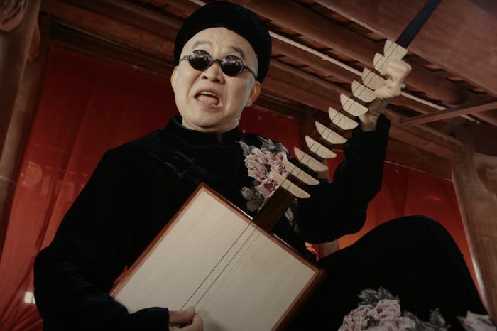 Năm 2025, NSƯT Xuân Hinh tạo ra 'cú hích' lớn khi tham gia vào MV Bắc Bling cùng Hòa Minzy và rapper Tuấn Cry.