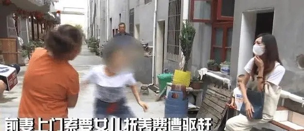 Đến nhà đòi tiền cấp dưỡng nuôi con, người phụ nữ 'tái mặt' vì một câu nói của chồng cũ Ảnh 1