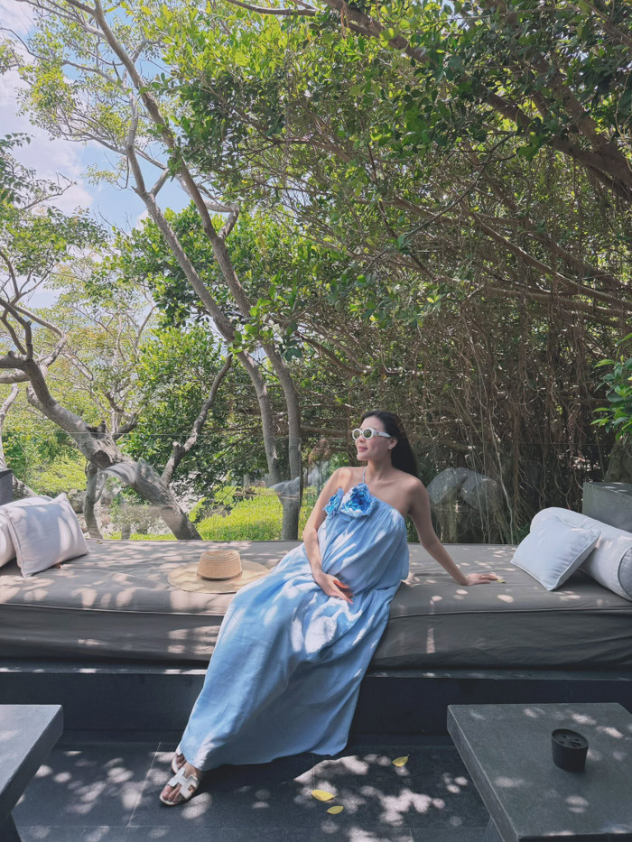 Thúy Diễm khoe khéo bụng bầu, đắm mình trong sự cưng chiều của ông xã ở resort. (Nguồn: FBNV)