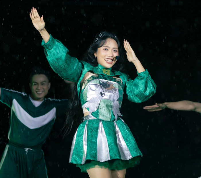 Phương Mỹ Chi và đêm diễn cá nhân đáng nhớ nhất sự nghiệp mang tên School Tour: Vũ trụ cò bay.