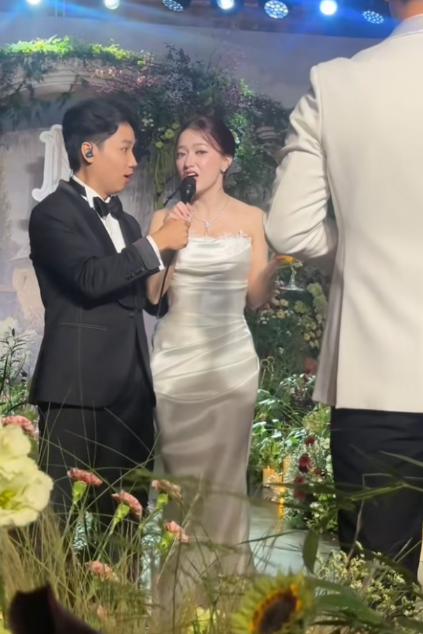 Hình ảnh ca sĩ Xuân Nghi tại đám cưới nhận được sự chú ý từ khán giả.