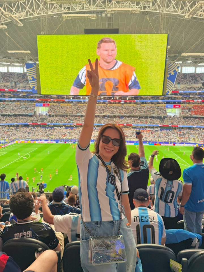 Mỹ Tâm hào hứng chia sẻ khoảnh khắc có mặt tại AT&T Stadium (bang Texas, Mỹ) để trực tiếp theo dõi trận đấu của siêu sao Lionel Messi tại World Cup 2026.