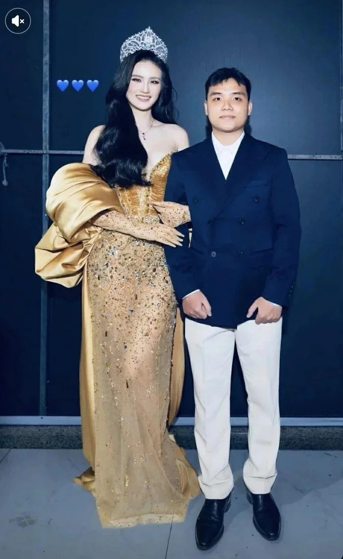 Bạn trai đến chung vui khi Hoa hậu Ý Nhi kết thúc nhiệm kỳ Miss World Vietnam hồi tháng 3 vừa qua.