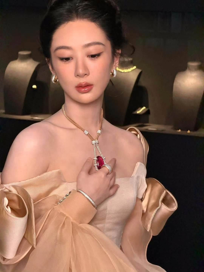 Nhan sắc Dương Tử bừng sáng với thiết kế đầm tay bồng quý phái. Ảnh: Sohu