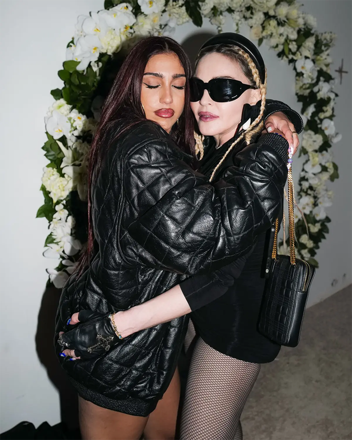 Những chia sẻ mới đây của Madonna về mối quan hệ với con gái Lourdes Leon đang thu hút sự chú ý lớn từ công chúng.