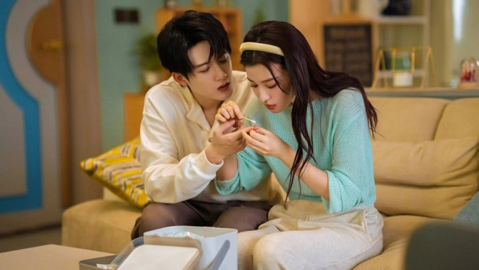 Tác phẩm đô thị - tình cảm lấy bối cảnh ngành tài chính. Hai con người tưởng chừng đối lập: một cô gái văn phòng đang khủng hoảng cuộc sống và một công tử sa cơ do thất bại đầu tư, bất ngờ trở thành bạn cùng nhà. Từ những va chạm đời thường, họ dần thấu hiểu và chữa lành cho nhau, mở ra mối quan hệ tình cảm nhẹ nhàng nhưng nhiều cảm xúc.